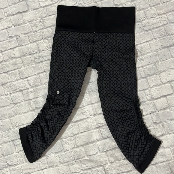 lululemon “In The Flow II” Seamless Crop, Size 2 - Picture 6 of 12